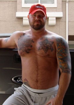 stocky-men-guys:  Big, strong and sexy menStocky