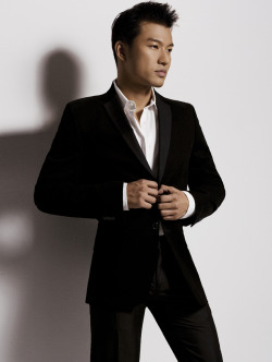 jchanlin:  rockethott:  marcuscm:  asianwonderboy:    Classy…  WOW! so hot!  Asian James Bond! Cleans up nice!  Drew Chanlin by Rick Day