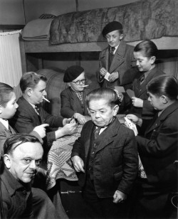 Robert Doisneau - Les nains du Cirque Pinder,