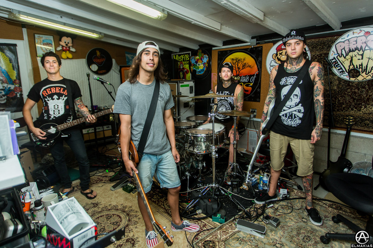 justpiercetheveilalready:  elmakias:  New blog - Pierce The Veil Collide With The