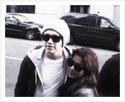 narrysh-deactivated20130109:  Niall with fans in NYC 