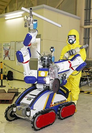 三菱重工業が公開した、災害現場などで作業可能なロボット「ＭＨＩ－ＭＥＩＳＴｅＲ」＝６日午後、神戸市兵庫区時事ドットコム：原発災害用のロボット公開＝建屋内作業を想定－三菱重工