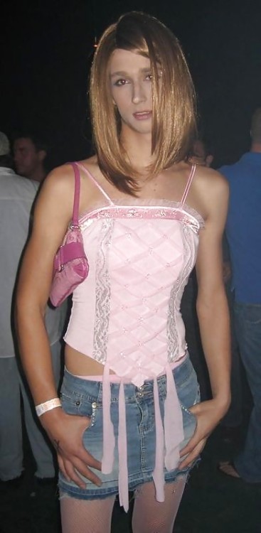 xxxproject:  meninlipstick:  What a cutie-pie!   I would definitely pick her up in a bar, so cute!