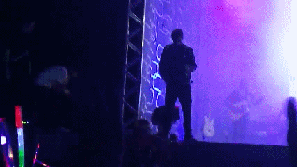 por-siempre-parte-de-mi:  um dos momentos mais fofo de LuAy:Chay dando a mão para a Lua subir de volta para o palco 