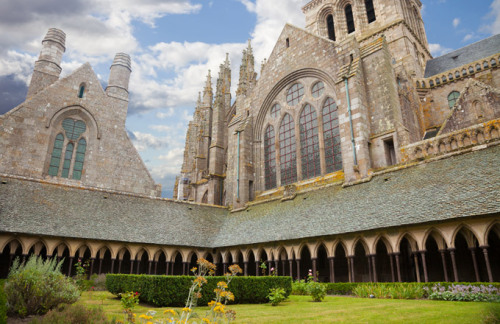 omfgcate:thehappysorceress:lolamayfab:emmadelosnardos:awesomefrench:Mont Saint-Michel, FranceReminde