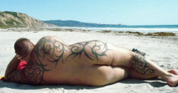 inkedfatboy:  2-bearsbcn:  WOOOFFFF  Sweet jeeeezus!!! Why can’t I find it like this!!! 