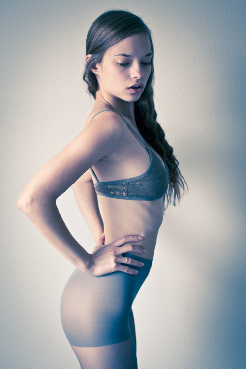 nudeunderwater:  Ryonen by Rich Burroughs 