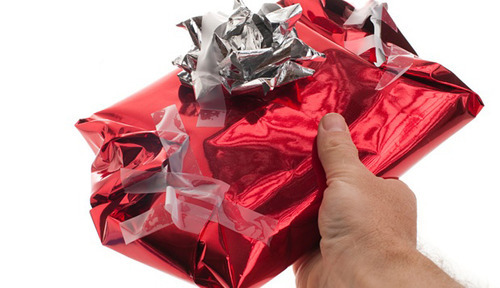 crowmunist:  me trying to wrap a christmas present  happy holidays 