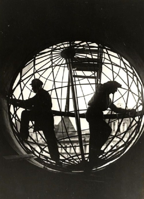 regardintemporel:Arkady Shaikhet - Assembling the Globe at Moscow Telegraph Central Station, 1928