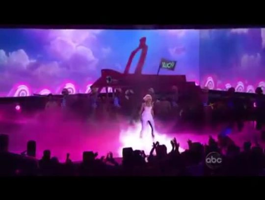 cocaineteas:  Nicki Minaj’s best live moments… Shitting on your faves.