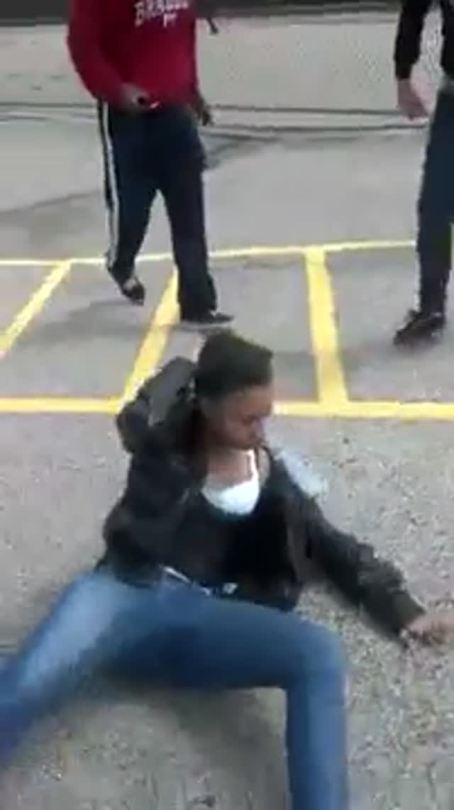 babyguwop:  girlfights:  Middle schoolers… Really  what the fuck