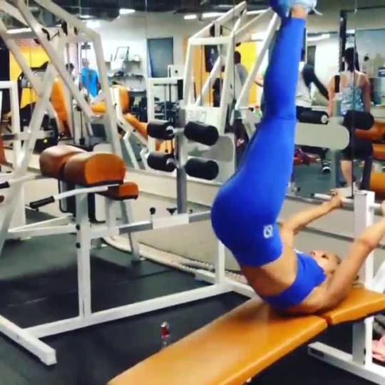 allthickwomen:  @Getbodiedbyj doing some ab workouts 