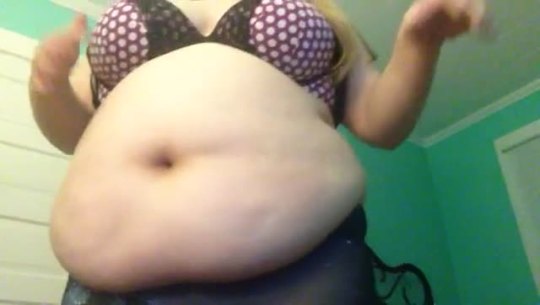 omgdotti:tubbykinss:  oink.   The pure beauty of obesity x