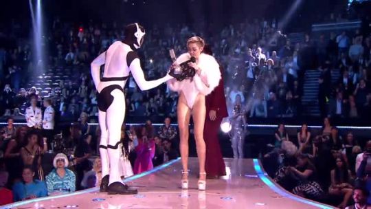 backdoorteenmom:  the-no1:  Miley accepting the EMA for ‘Best Video’ and smoking