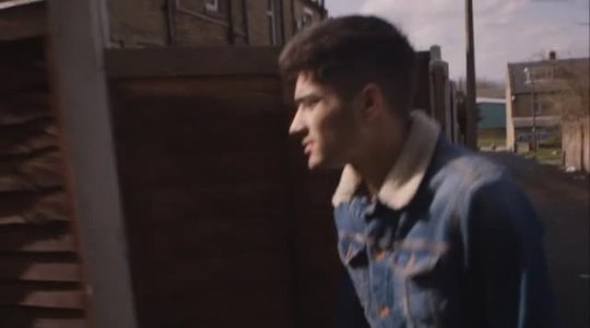 reminiscingintherain:  zaynessed:this is us dvd extra - zayn going home xThis video is so beautiful.Like,I can’t even right now.Masala lamb chops,chicken tikka, BIRIYANII AND CHUTNEY ALSJDFAKSJFSKJFAFJ.DO Y’ALL EVEN UNDERSTAND HOW ADORABLE THAT IS