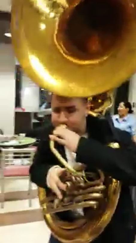 eldiabloconcarne:  surdelfrontera:  hvrmosa:  muchacha-mala:  jdse7en:  these dudes buck wild lol. en el pinchi mcdonasss.  ^ lmaooo i can’t stop laughing, quien shingaos jala la banda pal macdonasssss?! Love this man.  Fuck yeah!! Donde sea no hay