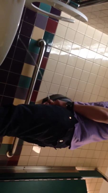 servesuperiors:Spying on college guy pissing