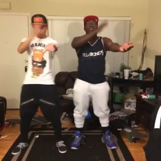 epic-vines:  How kids did the macarena in the 90’s vs. How they do it now. Vine by: Jerry Purpdrank
