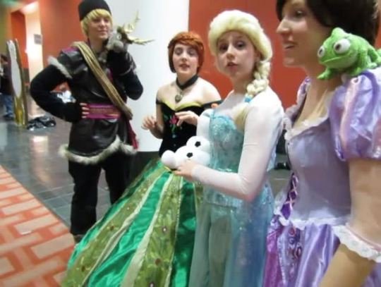 maramaladeskysgirl45:  i met some awesome frozen cosplayers and when they did this i asked for a video and i was shocked. but i was wondering why anna’s skirt was more poofy XD.  