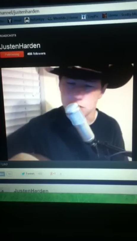 Justen did a Ustream a few minutes ago and he sang a One Direction song. I like his version better xD