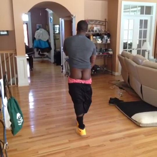 thicknstuff:  Kevin Hart stay showin off his ass, I’d bone….   kevin hart got