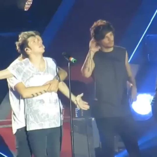 direct-news:  Niall and Liam reenacting the Titanic - Düsseldorf, 02/07/14 