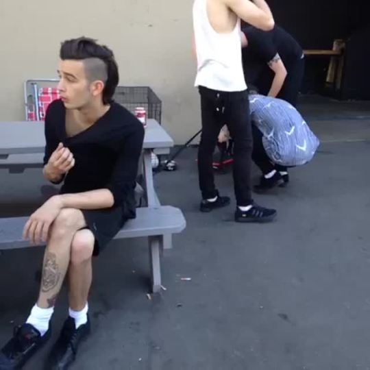 yttamhealy:  kl-j:  tbt to hanging out with the 1975 ;-)  SHORTS 
