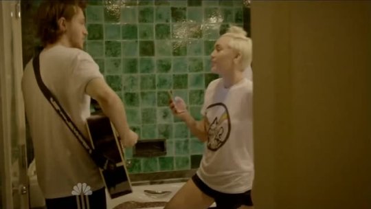 incomparablyme:  Miley singing Acoustic from her Bangerz Tour Special