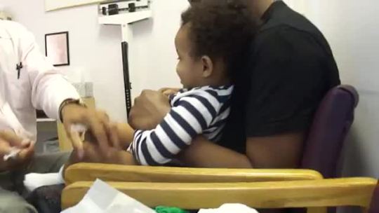 universoullove:  yourpersonalcheerleader:  linrenzo:  videohall:  Baby laughing while getting shots  > Rock star doctor.    I don’t care how old he will be I’m taking my future children to him  My heart!  OMG ILY