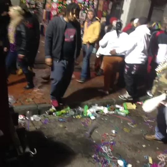 oooshitmotherfuckergoddamn:  prayerwarriorr:  vinebox:  How New Orleans people play it off when they bouta fall   @moyathebright  @chocahontas
