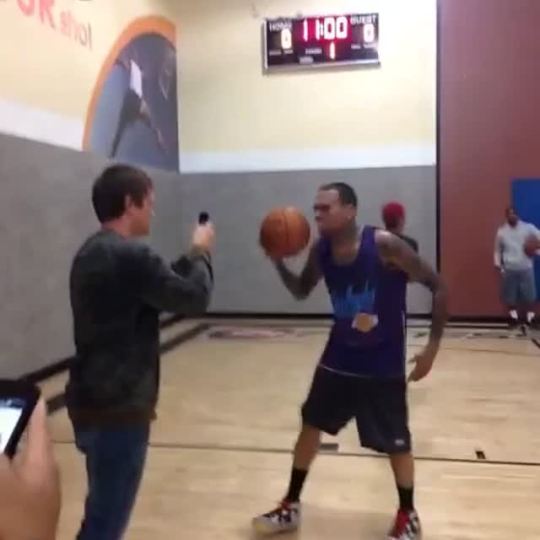 vinebox:  bxtchpleaase:  titytwochainz:  Chris Brown gets dunked on by Andre Drummond 