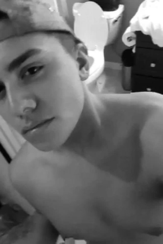 dinoonyourface:  this is such a light skin video