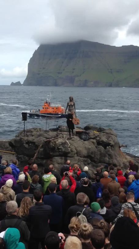 hella-flawless-amythyst: the-seedling-witch:  tuulikki:  heathyr:  legalizememes: bruh everything about this… this statue, the choppy waves, the cliffs behind her, the echo, the drumming….. aesthetic   Lyrics in Faroese: Trøllabundin eri eg eri egGaldrama