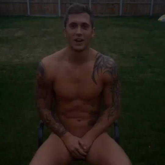 freeballplayla:  Dan Osborne naked again.  He sure loves being naked, and I don’t think anyone is complaining.  Check out that ass!