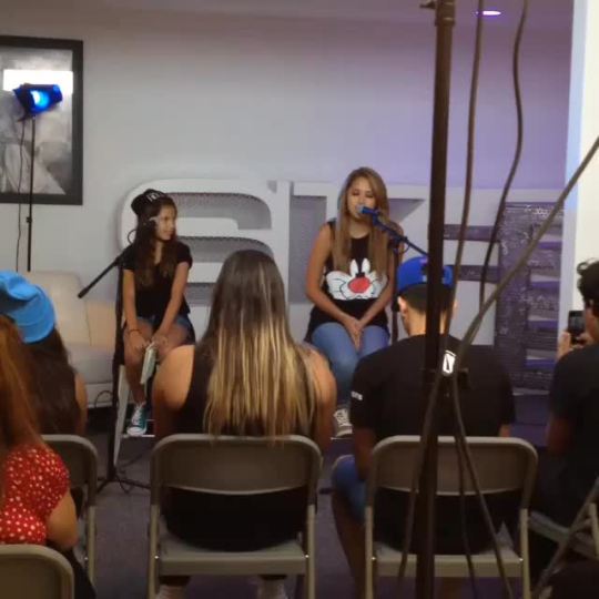 mizzjasminevillegasnewz:  Jasmine v Singing That’s me right there at dashradio