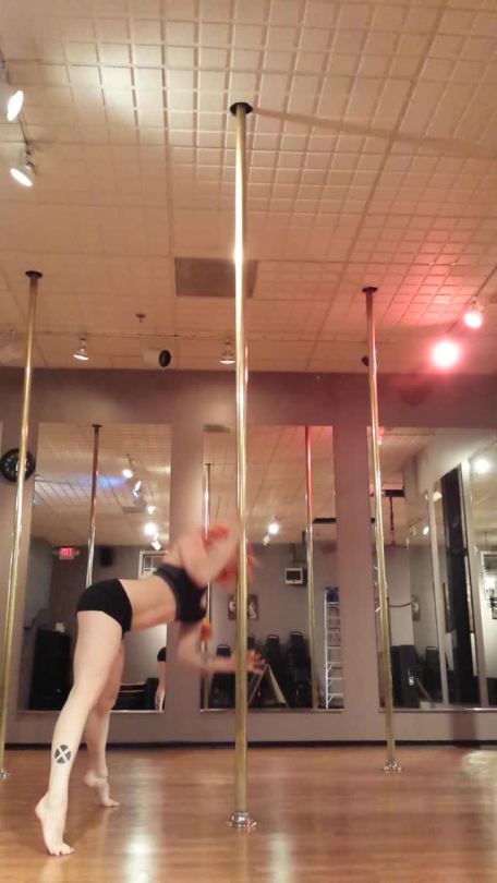stripperina:  squeakmachine:  Superman drop on pole.  Be safe and don’t try this