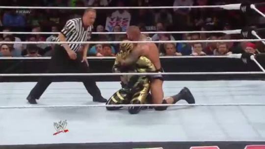 chain-wrestling:  doomsday519: I got the streets in a head lock   perfection