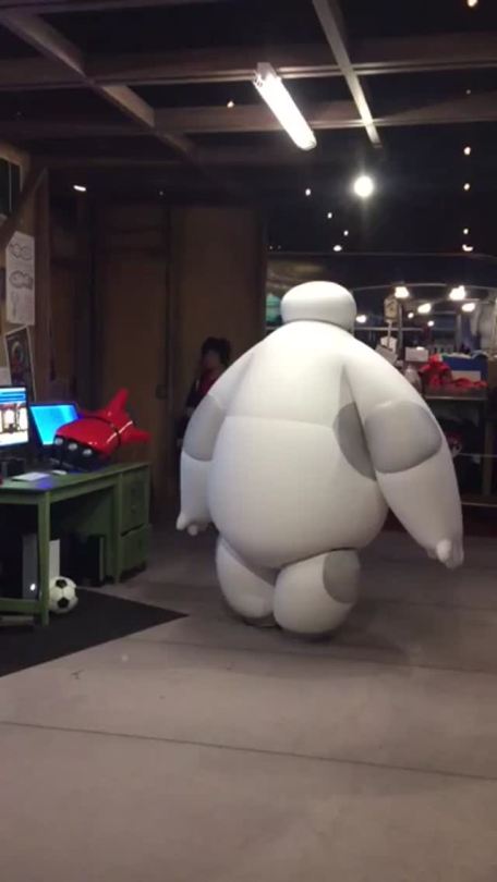 aisuki:  Omg so i got to meet Baymax at Disneyland and he had to step out for a bit
