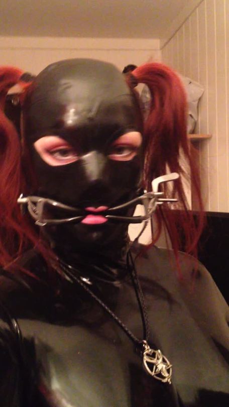 latexfairy:  Since I didn’t take any snowy latex pics, I made a little video instead :P actually just wanted to show off my gag ;P (December 18th, 2014) 