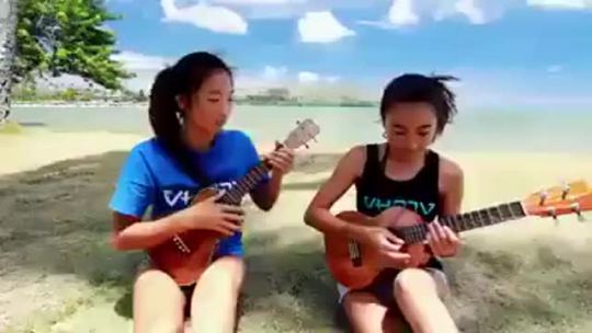 poprock-candyheart:  embajadora-montilyet: camsclmas:  nerdfaceangst:  vivalospunks:  slightlyoddbutcharming: This is probably the best ukulele playing I’ve ever seen. Okay so this is a real effort into playing the ukulele and I’m so happy they take