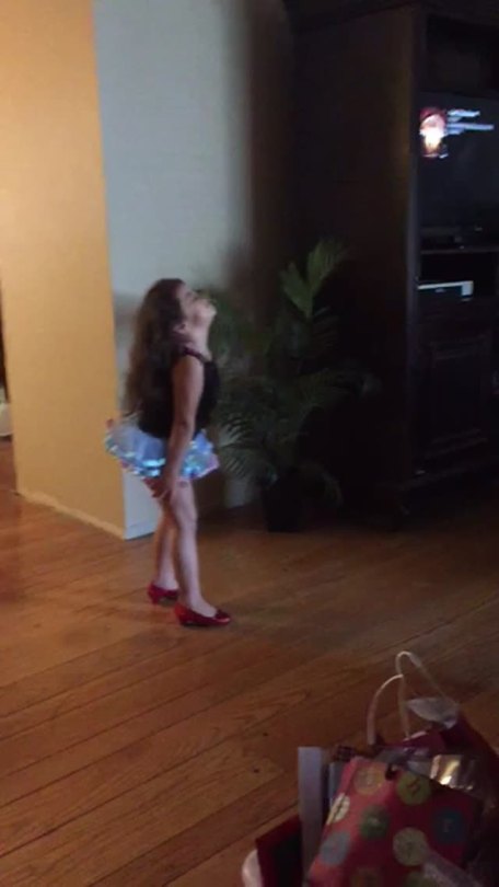 jazziebabycakes:hhomophobic:dinoonyourface:  my mom caught my sister lip syncing