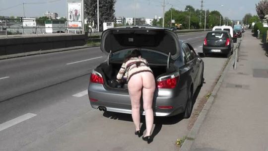 thickmia:  Clip while showing off my naked mature butt at the car