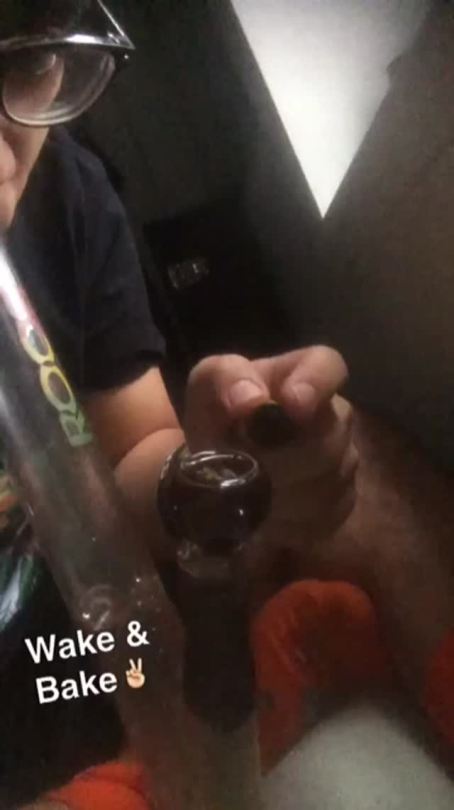 doesn’t compare to burninggreen’s new upgrid, but just a quick rip off the roor bong   #stayhigh✌️