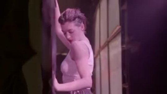 markdoesstuff:unclefincher:blingostarr:ehhdee:Anne Hathaway lip syncs wrecking ball