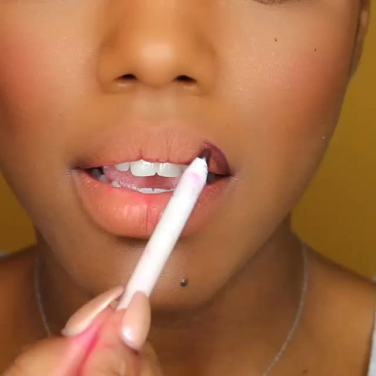 strawberricurls:  Ombre Lips by @Ellarie on IG5 Makeup Tutorials for Black Women Of All Shades: http://wp.me/p1XSAA-1Vo