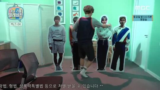 jinkisbelly:  keybumforme:  Key’s dance practice video of “View” feat. other member’s standee :D  keybangs