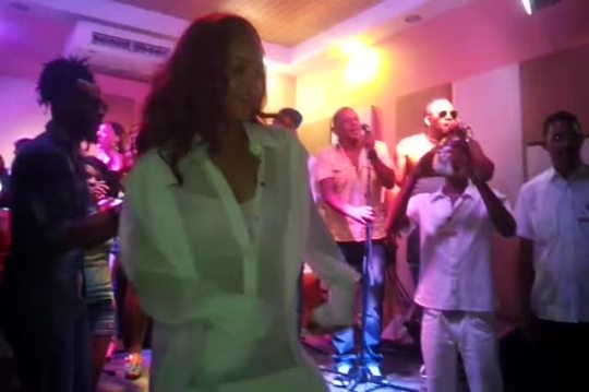 celebthot:  Rihanna dancing rumba in cuba / Rihanna bailando rumba en cuba(The fact