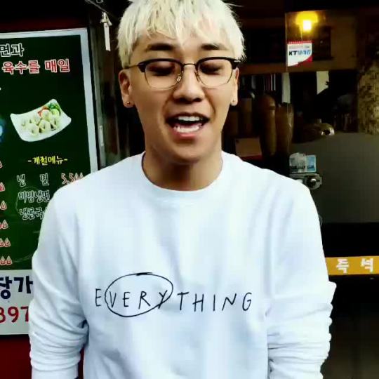 ygfamilyy:  (On VIDEO: “Everything. GD: What?. the Hyungs are my everything. You guys (fans) are also my everything”)GD: “Everything @seungriseyo”