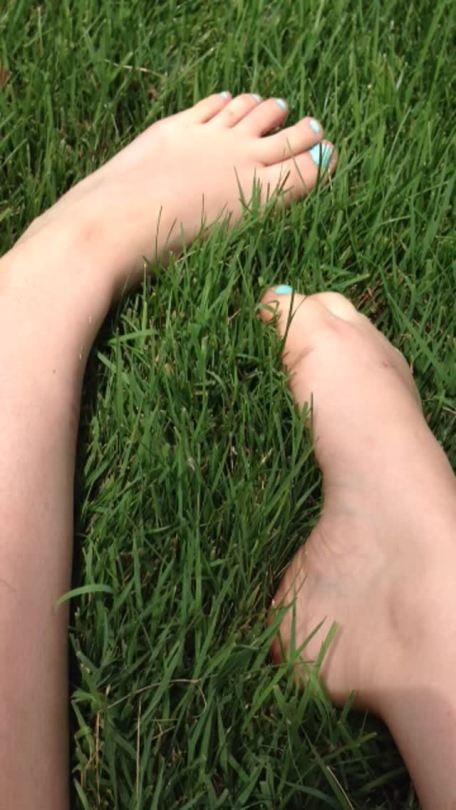 pinkysfeet:  Grassy feet video. 
