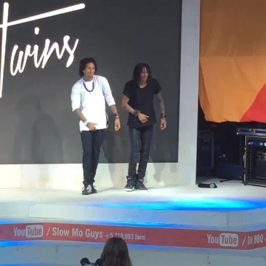 sexynegrohippie:totalwoman90:  Nice  Yess, Les Twins! Pure genius.
